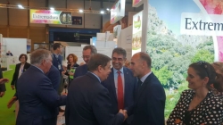 El presidente de la Junta destaca el potencial de crecimiento del sector de la fruta en Extremadura.