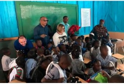 Niños y niñas de la comunidad haitiana de Los Algodones ya tienen escuela con ayuda de las diputaciones extremeñas y Aexcid.
