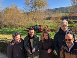 Nevado visita los trabajos de limpieza de la Ribera del Marco.