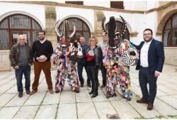 Este fin de semana, Jarramplas vuelva a recorrer las calles de Piornal, recibiendo una lluvia de nabos por parte de vecinos y visitantes.