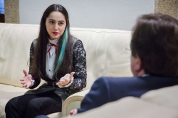 El presidente de la Junta de Extremadura, Guillermo Fernández Vara, ha recibido a la diseñadora extremeña Laura Manuela Sánchez.