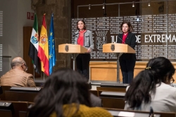 La ministra de Industria, Comercio y Turismo reitera el compromiso del Gobierno para corregir el déficit de infraestructuras de la región.