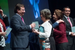 Fernández Vara ha trasladado el “profundo agradecimiento” de la sociedad a los docentes jubilados, valorando su labor.