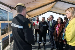 Fernández Vara valora el trabajo desarrollado por la UME, el Ejército de Tierra y la CHG para erradicar el camalote del río Guadiana.