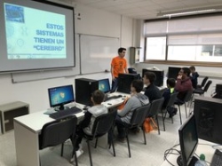 Más de 300 personas se congregaron el sábado, 30 de marzo, en la Escuela de Ingenierías Industriales para celebrar del Arduino Day.