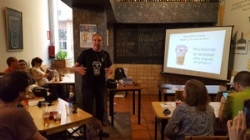 La ciencia en los bares reúne a cerca de un millar de personas en Extremadura.