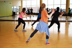 Un estudio de la UEx subraya los beneficios que aporta la práctica de Zumba.