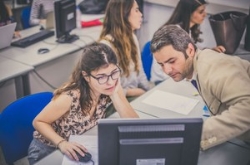 Un seminario fomenta las competencias del profesorado en la educación online.