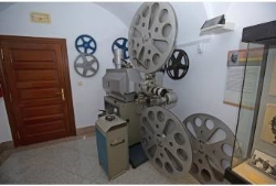 La Diputación expone, en el Museo Pedrilla, un proyector cinematográfico de “la edad de oro” del cine en Cáceres.
