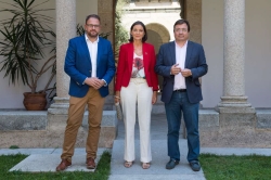 El presidente de la Junta se reúne con la ministra de Industria, Comercio y Turismo, Reyes Maroto.