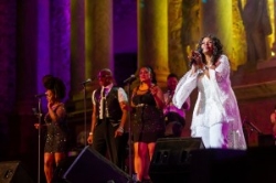 GLORIA GAYNOR convierte el teatro romano en el templo de la música disco.