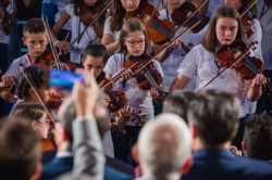 Los extremeños celebran el Día de la Comunidad otorgando el protagonismo a la juventud y a la infancia.