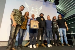 El grupo Marea hace entrega a Progevents, promotora de Stone& Music y Extremúsika, de una copia de su disco de oro.