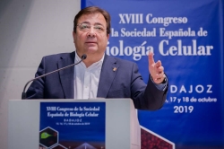 El presidente de la Junta destaca la importancia de los medicamentos biológicos frente a los químicos en la medicina actual.