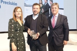 El investigador extremeño Adrián LLerena recibe el galardón de la Fundación Instituto Roche por el proyecto MEDEA