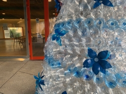 Árbol de navidad con material plástico