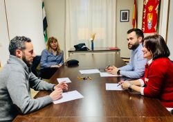 Luis Salaya, se reúne con la alcaldesa de Valdesalor para retomar las obras de accesibilidad
