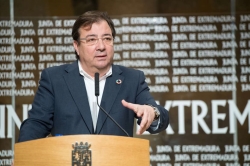 El presidente de la Junta califica de rotundamente malos los datos de la EPA y pide moderar el impacto del SMI vía cotizaciones especiales