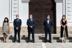 Fernández Vara asiste al minuto de silencio en memoria de las personas fallecidas por la pandemia de COVID-19