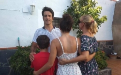 Una familia de Bermeo se queda fuera de la piscina por no ser de Torrecillas de la Tiesa