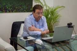 Fernández Vara aboga por facilitar la instalación de empresas en la región