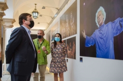 Fernández Vara destaca el trabajo y esfuerzo del fotógrafo Diego Casillas en la inauguración de la exposición 'THEASTHAI Mirar y Contemplar'
