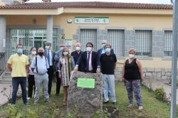 El consejero de Sanidad asiste a la inauguración del monolito en memoria de las víctimas de la COVID-19 en Villanueva de la Vera