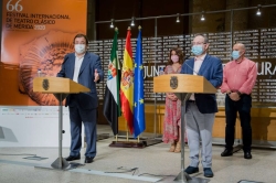 El presidente de la Junta de Extremadura, Guillermo Fernández Vara, ensalza la apuesta por la cultura con la culminación del Festival Internacional de