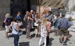Cáceres prohíbe captar clientes y repartir publicidad a más de tres metros de los negocios