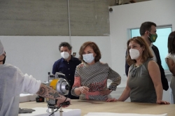 La vicepresidenta primera del gobierno de españa, carmen calvo, visita el taller donde la empresa extremeña medycaf produce prendas de protección sani
