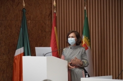 La vicepresidenta primera del gobierno de españa, carmen calvo, asiste a la exposición del proyecto de implantación de la red 5g en cáceres