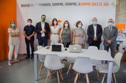 Rafael España y Carmen Calvo visitan la sede de la empresa de batas desechables MEDYCAF y las instalaciones de PCTEX en Cáceres