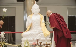 Salaya recibe la réplica de Buda como «la primera piedra» del complejo espiritual