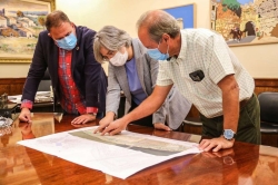 Leire Iglesias firma con el alcalde de Mérida el convenio de la segunda fase de la Avenida del Río, que aliviará el tráfico en la ciudad