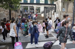 Las aceras estrechas y el tráfico dificultan los accesos en los colegios del centro de Cáceres