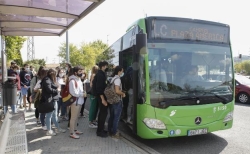 La UEx retrasa la entrada a clase de tres facultades en Cáceres para evitar aglomeraciones en el bus