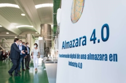 Fernández Vara destaca la 'enorme' oportunidad de crecimiento que tiene el sector del olivar en su visita a la almazara 'Olivamente' en Lobón