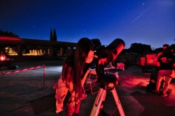 Cerca de 400 personas disfrutan del cielo nocturno gracias a las observaciones astronómicas de la Diputación de Badajoz