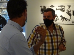 Manuel Sánchez Martín explica su obra a alumnos de la Escuela de Artes y Oficios