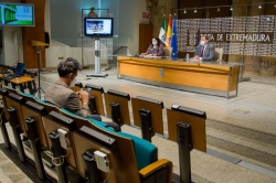 La Junta firma un convenio con Correos para impulsar la venta y promoción de productos agroalimentarios de Extremadura
