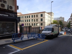 El Ayuntamiento de Cáceres limita las restricciones para aparcar vehículos en las puertas de los centros escolares al horario escolar