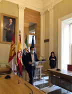El Ayuntamiento de Cáceres adelanta una semana el encendido del alumbrado navideño, como una medida de apoyo e impulso al comercio local y de proximid