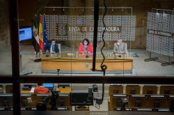 Junta de Extremadura y diputaciones firman un convenio para optimizar los caminos rurales y luchar así contra la despoblación
