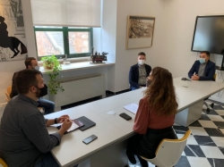 El alcalde de Cáceres se reúne con representantes de la Asociación de Jóvenes Emprendedores y Empresarios de Extremadura (AJE)