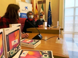 La concejala de Asuntos Sociales destaca la necesidad de dotar a ciertos colectivos de herramientas para eliminar la brecha digital