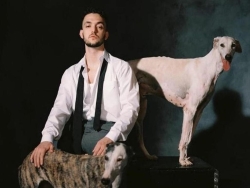 Copla, la galga cacereña que posa con C.Tangana