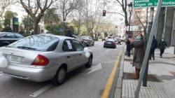 Caravana de coches en Cáceres contra el cierre del comercio y la hostelería