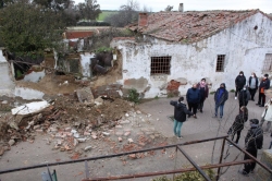 Se derrumba una casa en Arroyo Malpartida y el barrio estalla