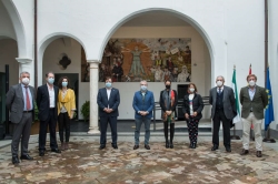 Fernández Vara asiste a la presentación del cuadro homenaje a las víctimas del COVID-19 del artista extremeño Damián Retamar