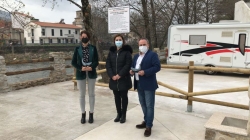 La consejera de Turismo Nuria Flores visita la nueva área de autocaravanas de Navaconcejo